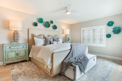 ジャクソンビルにある広いビーチスタイルのおしゃれな主寝室 (グレーの壁、淡色無垢フローリング、ベージュの床) のレイアウト