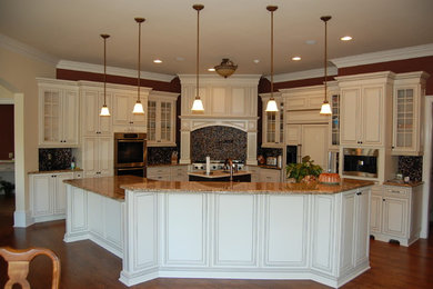 Example of a classic kitchen design in Atlanta