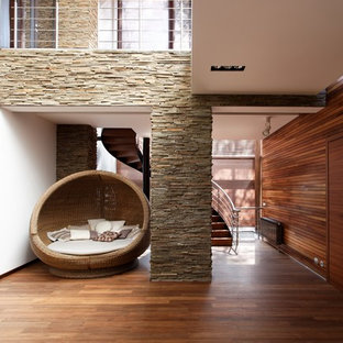 Idéer för att renovera en eklektisk foajé, med mellanmörkt trägolv