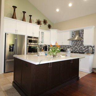 Cette image montre une arrière-cuisine traditionnelle en L de taille moyenne avec un évier 2 bacs, des portes de placard marrons, un plan de travail en granite, une crédence grise, une crédence en dalle métallique, un électroménager en acier inoxydable, un sol en carrelage de céramique, un îlot central, un sol beige et un plan de travail blanc.