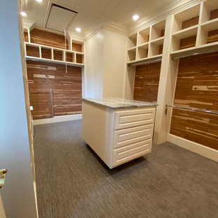 Esempio di una grande cabina armadio unisex minimal con ante con bugna sagomata, ante bianche, moquette, pavimento grigio e soffitto in perlinato