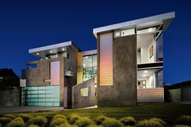 Inspiration for a modern exterior home remodel in Los Angeles
