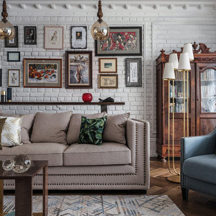 Новый формат декора квартиры: большая парадная, изолированная гостиная комната в классическом стиле с белыми стенами, паркетным полом среднего тона и коричневым полом