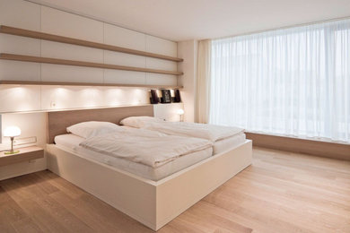 Modernes Hauptschlafzimmer mit schwarzer Wandfarbe in Nürnberg
