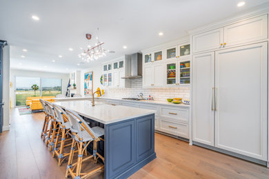 Example of a beach style kitchen design in Los Angeles
