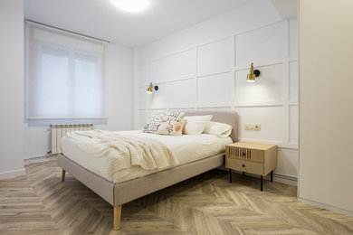 Imagen de dormitorio actual de tamaño medio con suelo de madera clara
