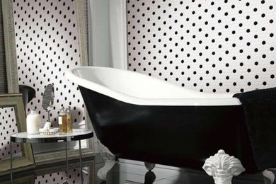 Inspiration för ett mellanstort funkis en-suite badrum, med ett badkar med tassar, en öppen dusch, mosaik, klinkergolv i porslin, svart golv och svart och vit kakel