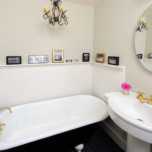 Shabby-Look Badezimmer mit Löwenfuß-Badewanne und Sockelwaschbecken in Sonstige