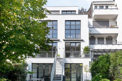 Modernes Haus mit weißer Fassadenfarbe und Dachgaube in Düsseldorf