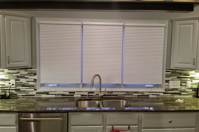 Kitchen - traditional kitchen idea in Orange County