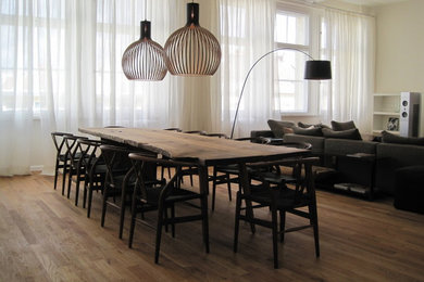 Offenes, Großes Modernes Esszimmer mit beiger Wandfarbe und braunem Holzboden in Berlin