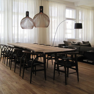 ベルリンの広いコンテンポラリースタイルのLDKの画像 (ベージュの壁、無垢フローリング)