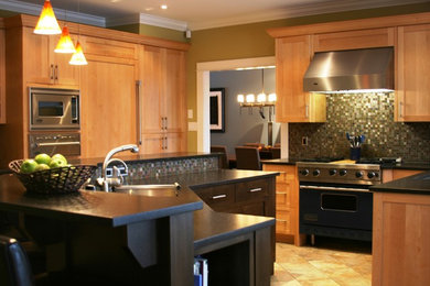 Example of a classic kitchen design in Vancouver