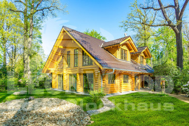 Mittelgroßes, Zweistöckiges Nordisches Haus mit brauner Fassadenfarbe und Satteldach