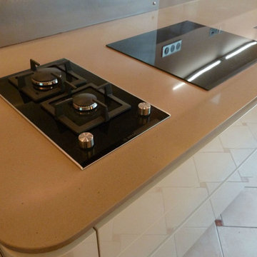Cuisine avec plan de travail en quartz Silestone Toffee