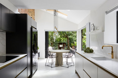 Example of a trendy kitchen design