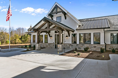 Example of a farmhouse home design design in St Louis