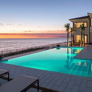 Maritimer Infinity-Pool hinter dem Haus in L-Form in Miami