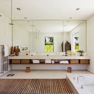 Idées déco pour une grande salle de bain principale asiatique avec un placard sans porte, une baignoire d'angle, un mur blanc, un lavabo intégré et une douche ouverte.