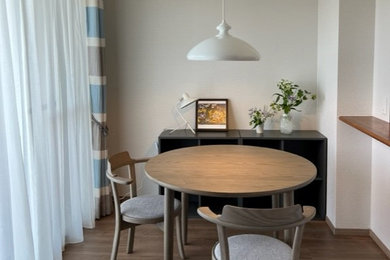 Modelo de comedor de cocina gris escandinavo pequeño con paredes blancas, suelo de contrachapado, suelo gris, papel pintado y papel pintado