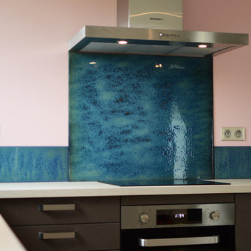 Crédence de cuisine bleu aux reflets cuivrés