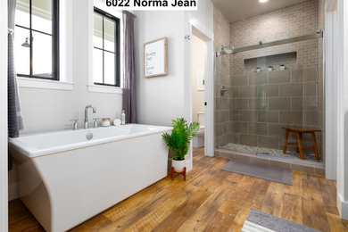 Modelo de cuarto de baño principal moderno de tamaño medio con ducha abierta, baldosas y/o azulejos grises, baldosas y/o azulejos de cemento, suelo vinílico, suelo marrón y ducha con puerta corredera