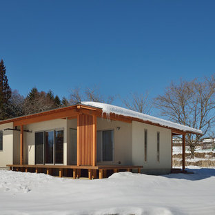 他の地域の和風のおしゃれな家の外観 (ベージュの外壁) の写真