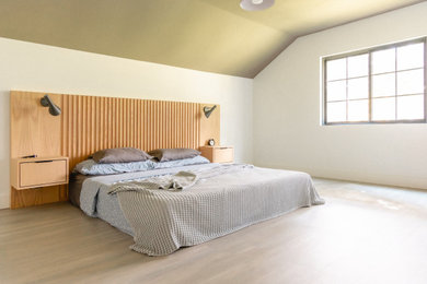 Imagen de dormitorio principal y abovedado vintage grande con suelo vinílico y suelo gris