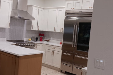 Example of a kitchen design in Tampa