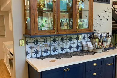 Home bar - modern home bar idea in Los Angeles