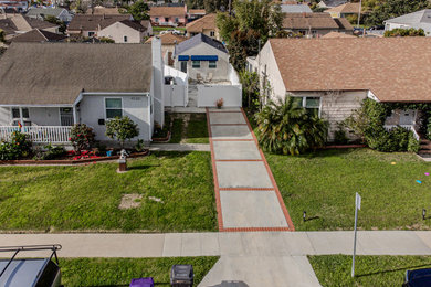 Design ideas for a coastal landscaping in Los Angeles.