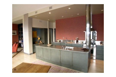 ポートランドにある中くらいなインダストリアルスタイルのおしゃれなキッチン (落し込みパネル扉のキャビネット、ヴィンテージ仕上げキャビネット、御影石カウンター) の写真