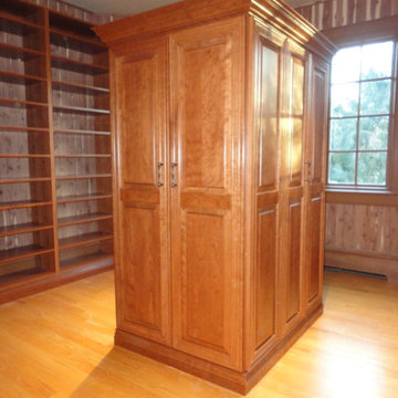 2018: Large Walk In with Shoe Wall and Stand Alone Wardrobes