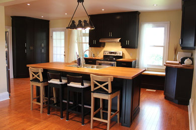 Elegant kitchen photo in Toronto