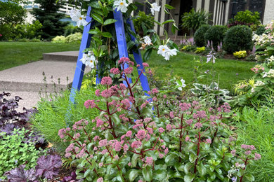 This is an example of a traditional partial sun front yard landscaping in Minneapolis.