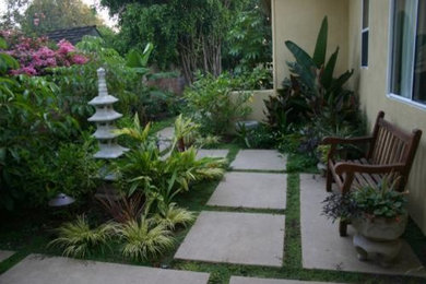 Photo of a small asian shade side yard concrete paver garden path in Los Angeles for fall.