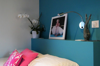 Foto de habitación de invitados contemporánea de tamaño medio con paredes azules y suelo de madera clara
