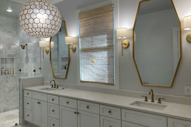 Mittelgroßes Modernes Badezimmer En Suite mit weißen Schränken, Doppelwaschbecken und eingebautem Waschtisch in Atlanta