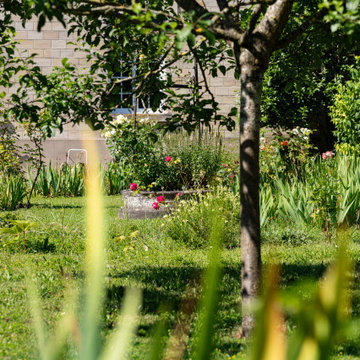 Un jardin fleuri dans un monastère