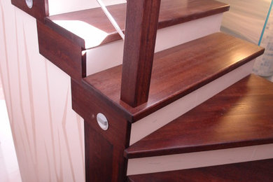 Пример оригинального дизайна: большая п-образная лестница в стиле кантри с крашенными деревянными ступенями