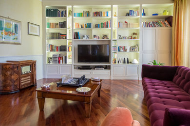 Idee per un grande soggiorno classico chiuso con pareti gialle, parquet scuro e pavimento marrone