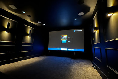 Ejemplo de cine en casa grande con pantalla de proyección