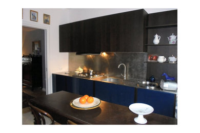 Esempio di una cucina lineare tradizionale chiusa e di medie dimensioni con lavello integrato, ante lisce, ante blu, top in acciaio inossidabile, pavimento in gres porcellanato e pavimento grigio
