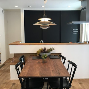 札幌の北欧風 LDKの画像 (白い壁、無垢フローリング、茶色い床)