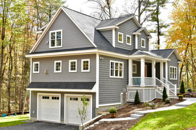 Imagen de fachada de casa gris y gris de estilo americano de tamaño medio de dos plantas con revestimiento de vinilo, tejado a dos aguas, tejado de teja de madera y teja