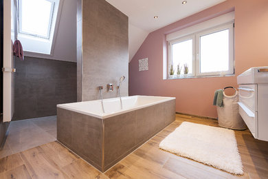 Modernes Badezimmer mit Einbaubadewanne und bodengleicher Dusche