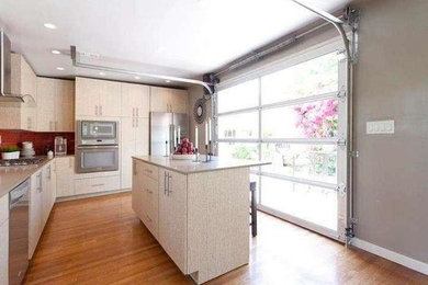 Kitchen - modern kitchen idea in Phoenix