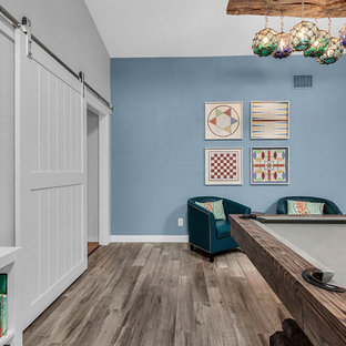 Inredning av en klassisk mellanstor hall, med grå väggar, laminatgolv och beiget golv