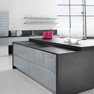 AV4030 - High gloss lacquered door