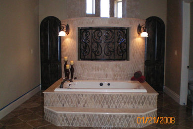 Example of a classic bathroom design in Dallas